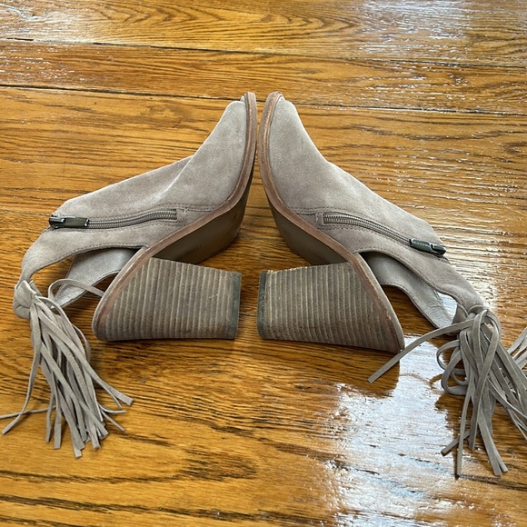 Vince Camuto Kyleena style fringe booties.  Zip side. Clunky 4” heel. Size 7.5 - Picture 3 of 10